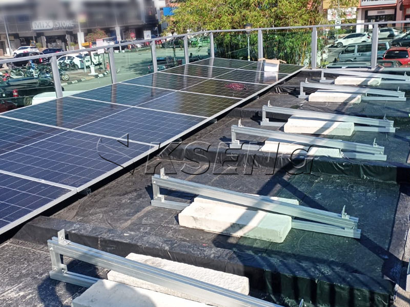 Soluzione solare per tetto zavorrato in Malesia