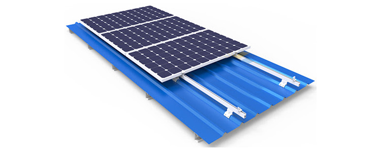 montaggio del tetto solare in lamiera .jpg
