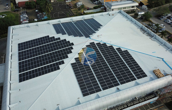 I pannelli solari possono essere montati su un tetto in metallo?
