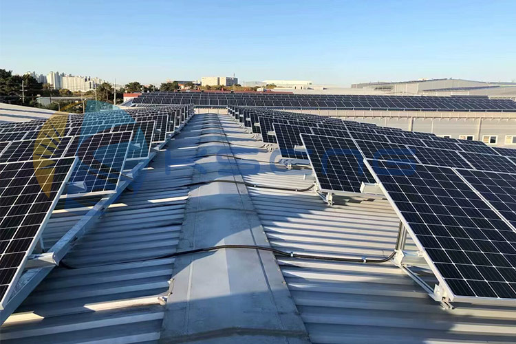 Come scegliere un sistema di montaggio solare adatto per il tuo tetto in metallo?

