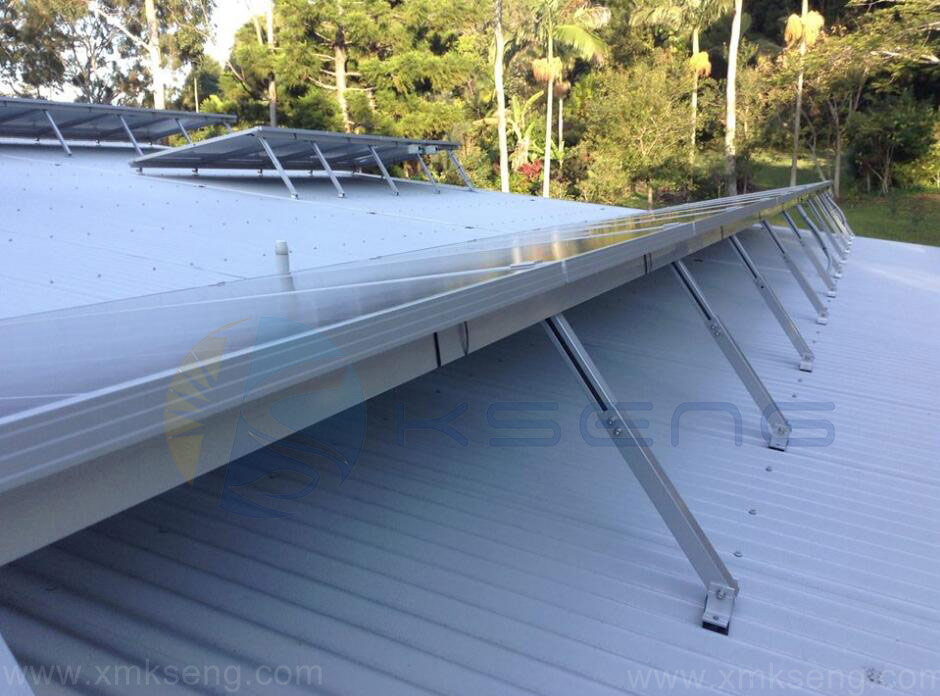 Staffa di montaggio del titolo del pannello solare regolabile per tetto a basso profilo o tetto piano
