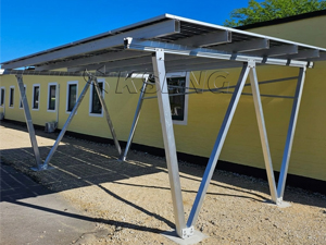 Progetto di pensilina solare da 8 kW: energia efficiente e protezione del veicolo.